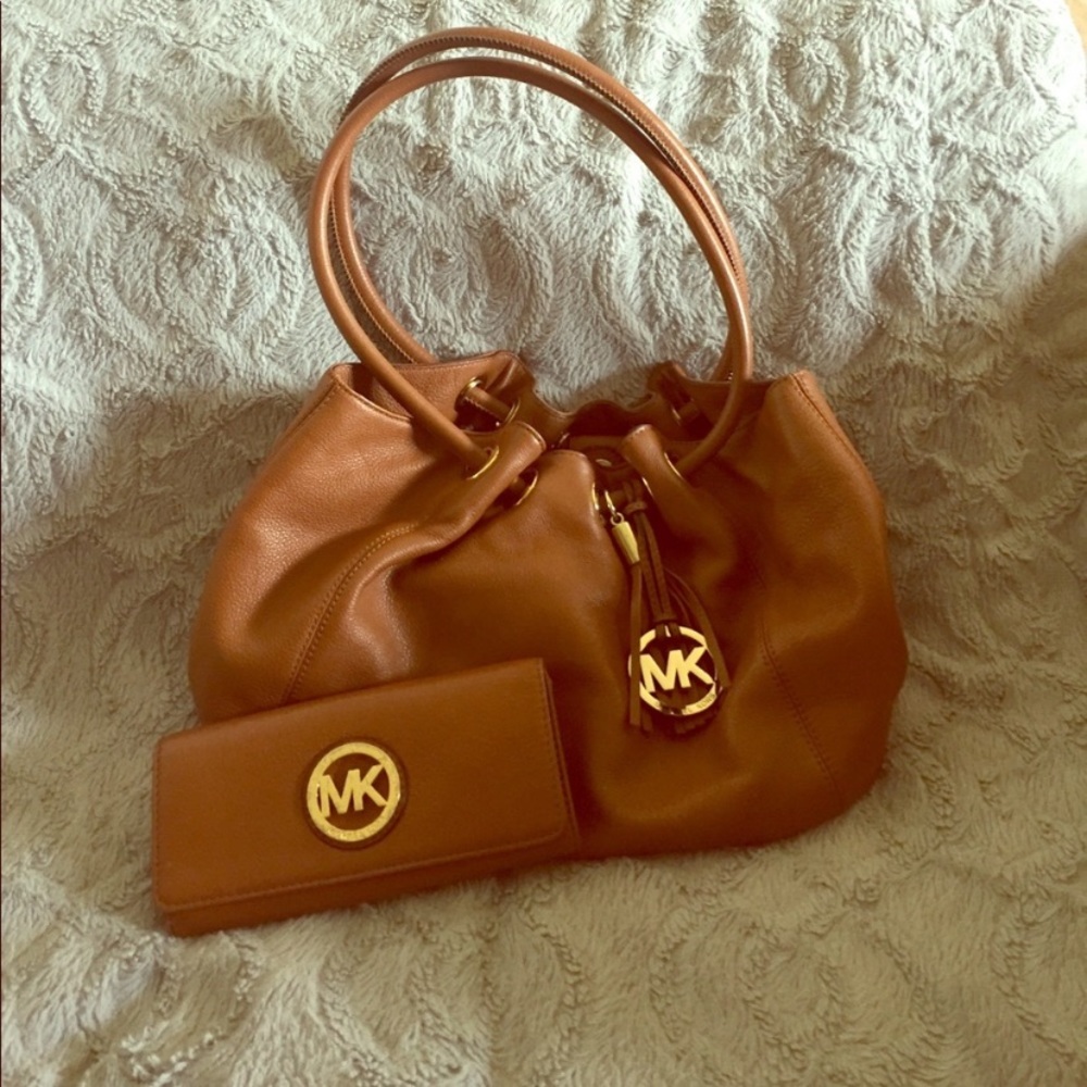 Michael Kors Purse and matching wallet!!